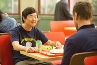 Community – Hinter Changs (Ken Jeong, l.) Amnesie scheint mehr zu stecken, als manch einer glaubt. Mit Hilfe eines Tricks versucht Jeff (Joel McHale, r.) den Schwindler auffliegen zu lassen ...