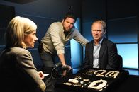 SOKO Stuttgart – Hat Ulf Schenk (Rainer Strecker, r.) etwas mit Edgar Bogners Tod zu tun? Schließlich hat Bogner die Schenks wegen der Juwelen bedroht. Martina Seiffert (Astrid M. Fünderich, l.) und Jo Stoll (Peter Ketnath, M.) nehmen ihn bei einem Verhör in die Mangel.