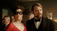 Davos 1917 – Gemeinsamer Auftritt am Neujahrsball: Johanna Gabathuler (Dominique Devenport) mit ihrem Verlobten Grossrat Thanner (Sven Schelker)
