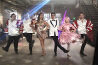 Scorpion – Weder Sylvester (Ari Stidham, l.), Cabe (Robert Patrick, 2.v.l.), Paige (Katharine McPhee, 3.l.), Happy (Jadyn Wong, 2.v.r.) noch Toby (Eddie Kaye Thomas, r.) ahnen, was in Walters (Elyes Gabel, 3.v.r.) Kopf vor sich geht, nachdem er die Nacht mit Paige verbracht hat ...