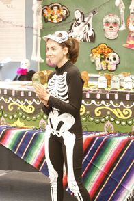 Community – Veranstaltet eine mexikanische Halloween-Party - die allerdings außer Kontrolle gerät: Annie (Alison Brie) ...