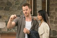 Second Chance – Mary (Dilshad Vadsaria, r.) stattet Jimmy (Robert Kazinsky, l.) mit neuen Technologien aus, als dieser ein gefährliches Vater-Sohn-Gespann aufhalten will ...