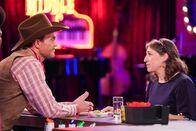 Call Me Kat – Max (Cheyenne Jackson, l.); Kat (Mayim Bialik, r.)