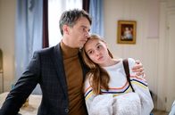 Sturm der Liebe – Robert (Lorenzo Patané, l.) und Valentina (Paulina Hobratschk, r.) befürchten negative Testergebnisse, als die Nachsorgeuntersuchung im Krankenhaus verschoben wird.