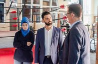Morden im Norden – Kadir Demir (Volkan Isbert, M.) ist nicht damit einverstanden, dass seine kleine Schwester Nuray (Derya Flechtner, l.) boxt (mit Ingo Naujoks, r.).