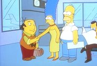 Die Simpsons – Marge und Homer holen den berühmten Kritiker Jay Sherman am Flughafen ab.