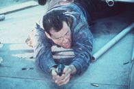 Stirb langsam 2 – John McClane (Bruce Willis) nimmt die Dinge gern selbst in die Hand: Während andere nur rumlabern, muss er rumballern ...