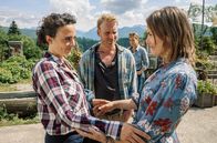 Zimmer mit Stall – Überraschung für Johannes (Florian Karlheim, Mitte) und Sophie (Aglaia Szyszkowitz, hinten): Irene (Josephine Ehlert, re.) und Magda (Pauline Fusban, l.) verstehen sich blendend!