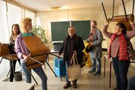 Extraklasse 2+ – Weil es im Klassenzimmer einen Wasserschaden gab, verlegt Ralph Friesner (Axel Prahl, M.), den Unterricht in die Eingangshalle. Die Schülerin Gülmira Bishek (Ruzica Hajdari, r.) hilft genauso tatkräftig mit wie der Rest der Klasse (unbekannte Darsteller).