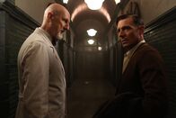 American Horror Story – Jahr 1964: Dr. Arthur Arden (James Cromwell, l.) erklärt Jim (David Chisum, r.), wie die OP, die er bei seiner Frau durchführen will, verlaufen soll ...