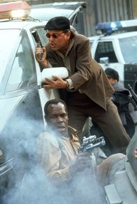 Predator 2 – Immer im Einsatz: Die L. A.-Cops Harrigan (Danny Glover, l.) und Danny (Ruben Blades, r.) liefern sich ein heißes Feuergefecht mit hemmungslosen Drogendealern ...