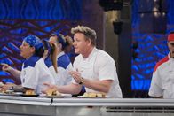 Hell's Kitchen mit Gordon Ramsay – Gordon Ramsay (Mitte)