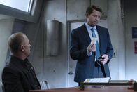 Gotham Knights – Ford (Joel Keller, l.); Harvey Dent (Misha Collins, r.)
