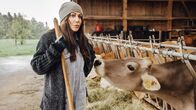 Frühling – Frühling – Die verschwundenen Eltern Im Stalldienst: Simone Thomalla als Katja Baumann Copyright: SRF/ZDF/Hendrik Heiden