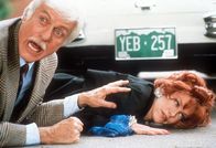 Diagnose: Mord – Dr. Mark Sloan (Dick Van Dyke, l.) konnte sich gerade mit Shanda (Haviland Morris, r.) davor retten, überfahren zu werden.