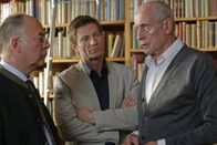 Die Rosenheim-Cops – Dass der Antiquar Weimar (re. Heinz Trixner) angeblich nichts über das alte Notenblatt weiß, zweifeln Kommissar Hansen (m. Igor Jeftic) und Polizeichef Achtziger (li. Alexander Duda) an.