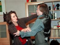 In aller Freundschaft – Barach (Axel Wandtke) fällt über Maia Dietz (Ina Rudolph) her.