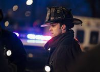 Chicago Fire – Chicago Fire Ein schwarzer Tag - A Dark Day Staffel 2, Episode 20 Muss die Lage einschätzen: Jesse Spencer als Matthew Casey