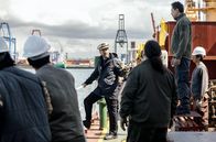 Auf hoher See – Kapitän Adrian (Michael Neuenschwander, 3.v.l.) und Matrose Tonio (Carlos Bardem, 2.v.r.) erzählen ihren Kameraden, dass sie nur einem anderen Schiff helfen wollen.