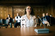 Die Heiland - Wir sind Anwalt – Hat Melli Alev (Ela Cosen, M.) wirklich unwissend eine scharfe Waffe verkauft (mit KomparsInnen)?