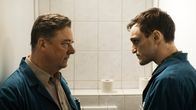In den Gängen – Bruno (Peter Kurth) und Christian (Franz Rogowski) auf der Toilette.