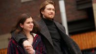 Conversations with Friends – Zwischen Frances (Alison Oliver) und Nick (Joe Alwyn) scheint alles wieder besser zu laufen. Doch das ändert sich plötzlich auf einen Schlag.