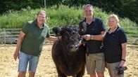 Lecker an Bord – Björn Freitag (l) mit Olaf und Ursula Hasenbein vom May Hof, Bottrop.