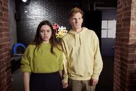 neoriginal: Pumpen – So hatten sich Mia (Lotte Becker) und Felix (Felix Everding) ihren ersten Tag als Paar nicht vorgestellt. Im "Fit & Fun" gab es einen Rohrbruch und alles steht unter Wasser.
