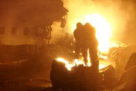 Mayday - Alarm im Cockpit – Feuerhölle: Zwei Überlebende versuchen, sich nach dem Absturz der Singapur Airlines-Maschine am 31. Oktober 2000 vor den Flammen in Sicherheit zu bringen ...