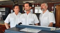 Das Traumschiff – Das Traumschiff nimmt Kurs in Richtung Namibia. Ein unvergessliches Erlebnis auch für Kapitän Max Parger (Florian Silbereisen, M.), Staff-Kapitän Martin Grimm (Daniel Morgenroth, r.) und Schiffsoffizier Oliver Botten (Francis Fulton-Smith, l.).