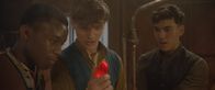 Theodosia – Will (Nana Agyeman-Bediako, l.), Henry (Frankie Minchella, M.) und Darius (Louis Martino, r.) haben den magischen Opal aktiviert.
