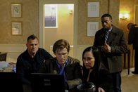 MacGyver – Sind dem Zodiac-Mörder auf der Spur: (v.l.n.r.) Jack Dalton (George Eads), MacGyver (Lucas Till), Chefin Matty Webber (Meredith Eaton) und Bozer (Justin Hires) ...