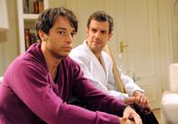 Sturm der Liebe – ARD STURM DER LIEBE FOLGE 1211 Uhr im ERSTEN. Robert (Lorenzo Patané, l.) weiht Nils (Florian Stadler, r.) ein, dass sich Eva von ihm getrennt hat.