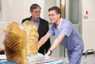 Navy CIS – Können sie dem Mechanismus der tödlichen "Schutz"westen auf die Spur kommen? Dr. Mallard (David McCallum, l.) und Palmer (Brian Dietzen, r.) ...
