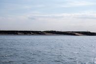 Mysteriöse Inseln – Im Mündungsgebiet des Flusses Medway in Kent, Vereinigtes Königreich, liegt eine winzige Insel namens Deadman's Island. Obwohl die Insel heute ein verbotenes Naturparadies für nistende und brütende Vögel ist, bietet sich dem Besucher dieses Naturschutzgebietes ein makabres Bild: Das schlammige Sumpfgebiet ist mit menschlichen Schädeln, Zähnen und ausgestellten Särgen übersät. (Kredit: Adam Chodzko)