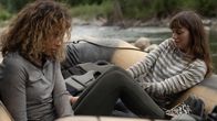 River Wild – Karissa (Olivia Swann, l.); Joey (Leighton Meester, r.)