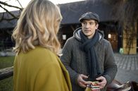 Sturm der Liebe – Jessica (Isabell Ege, l.) befürchtet, dass Viktors (Sebastian Fischer, r.) Gefühle für Alicia neu aufkeimen.