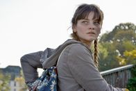 In Wahrheit – Nach dem Tod ihrer Schwester fühlt auch Sarah (Emilie Neumeister) sich verfolgt.