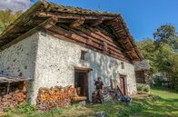 Heimat in den Alpen – Marco Giovanoli vor seiner Cascina, dem Kastanien-Dörrhaus in Soglio.