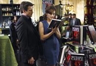 Castle – Richard Castle (Nathan Fillion, l.) bemerkt, dass Kate Beckett (Stana Katic, r.) sichtlich gerührt ist, als sie die Widmung in dem Nikki Heat-Roman liest.