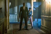 Matrix Resurrections – v.li.: Morpheus / Agent Smith (Yahya Abdul-Mateen II) und Bugs (Jessica Henwick)