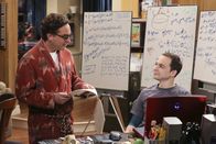 The Big Bang Theory – Nachdem sie an der Veröffentlichung eines physikalischen Beitrags mitgewirkt haben, müssen sich Sheldon (Jim Parsons, r.) und Leonard (Johnny Galecki, l.) gegen mobbingartige Kritik aus dem Internet wehren ...