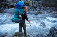 Der große Trip - Wild – Ganz alleine, ohne Wandererfahrung und verzweifelt begibt sich die 26-jährige Cheryl (Reese Witherspoon) auf eine waghalsige Reise und schon bald beginnt sie ihr Leben zu reflektieren ...