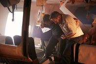 Mayday - Alarm im Cockpit – RÜCKKEHR - Kyle Quinlan (gespielt von Tyler Blake Smith) hilft Michael Hatton (gespielt von Thom Vernon) aus dem zerschmetterten Rumpf von Garuda-Flug 200.