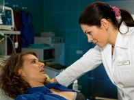 In aller Freundschaft – Bei der Untersuchung von Jana Kraft (Marie Rönnebeck, links) stellt Dr. Elena Eichhorn (Cheryl Shepard) neben den normalen Prellungen vom Unfall noch zwei weitere Diagnosen, von denen Jana keine Ahnung hatte. Zum einen hat Jana nur eine Niere und die andere hat eitrige Ansammlungen und zum anderen ist Jana schwanger.