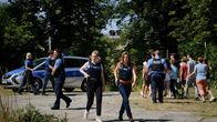 Tatort – Während der Großteil der Heimkinder in Sicherheit gebracht wird, nähern sich Leonie Winkler (Cornelia Gröschel) und Karin Gorniak (Karin Hanczewski) dem Ort der Geiselnahme - einige Kinder befinden sich noch im Gebäude.