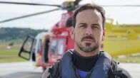 Notfälle hautnah – A helicopter rescuer at helicopter base. (National Geographic/Iona Feeder)