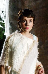 Charmed - Zauberhafte Hexen – Seit Phoebe (Alyssa Milano) in einer Vision gesehen hat, dass sie einmal schwanger wird, jagt sie den Männern nach, um einen Vater für ihr zukünftiges Kind zu bekommen - die Auswahl ist groß ...