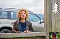 Die Fallers - Die SWR Schwarzwaldserie – Bea (Christiane Brammer) wartet am Wonnepfad auf Manuel. Er taucht aber nicht auf.