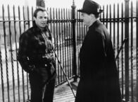 Die Faust im Nacken – Pater Berry (Karl Malden), der auf der Seite der ausgebeuteten Hafenarbeiter steht, stärkt Terry Malloy (Marlon Brando) den Rücken.